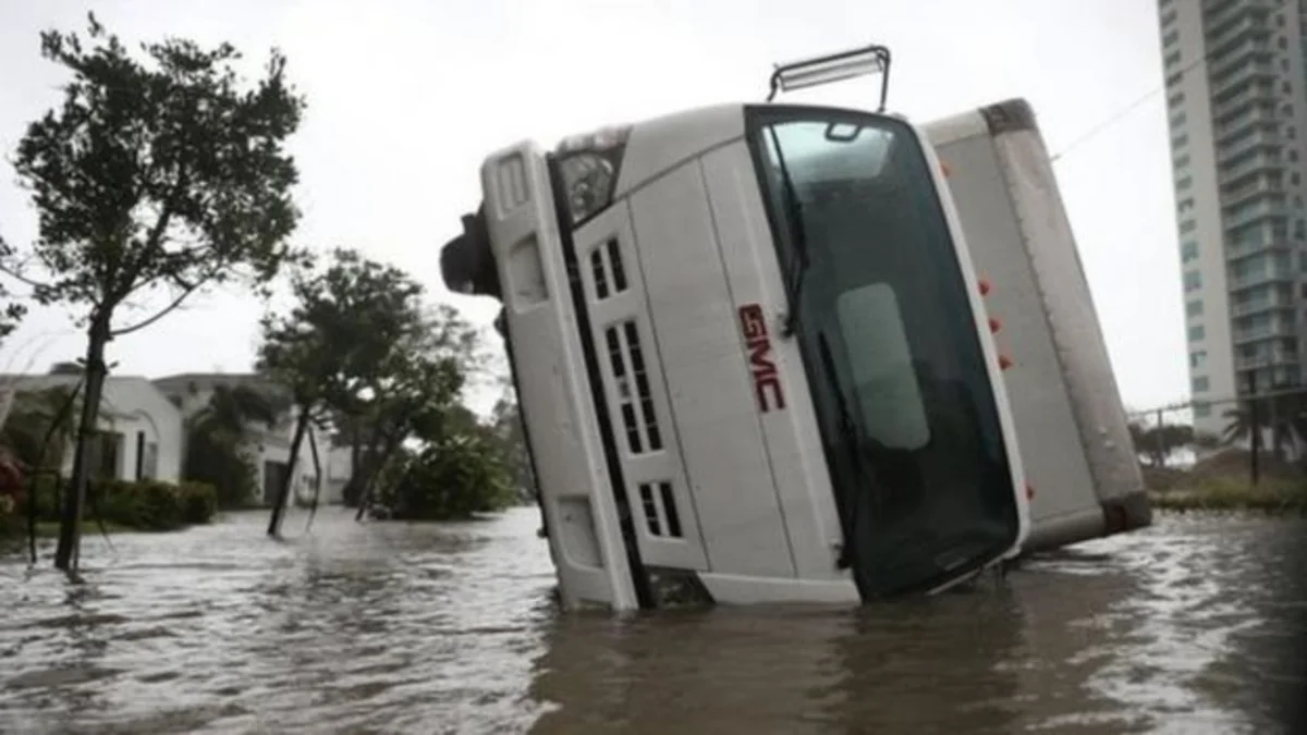 4.5 m storm waves hit Florida coast, Miami city partially under water  VIDEO