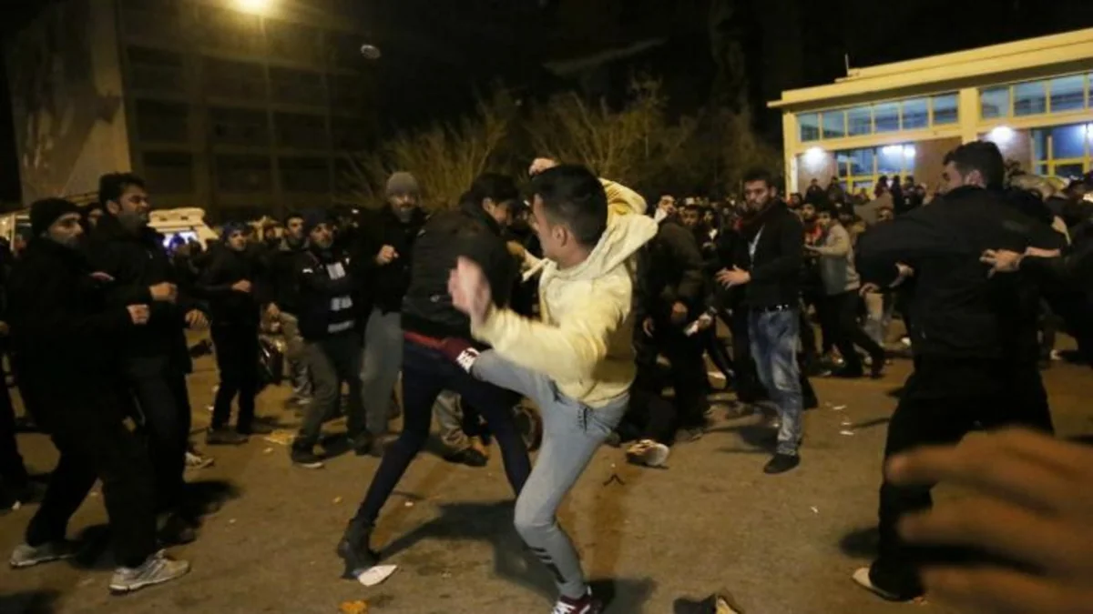 Yunanıstanın Pirey limanında suriyalı və əfqan qaçqınlar arasında kütləvi dava düşüb