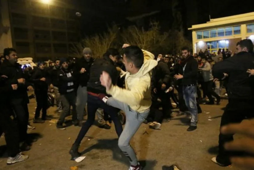 Yunanıstanın Pirey limanında suriyalı və əfqan qaçqınlar arasında kütləvi dava düşüb