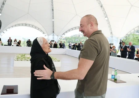 Dövlət başçısı Laçın şəhərinə qayıdan əhali ilə görüşüb, evlərin açarlarını onlara təqdim edib