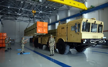 Министры обороны Азербайджана и Беларуси осмотрели ракеты Полонез