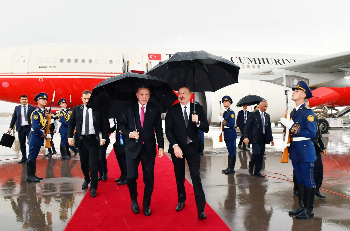 Prezident İlham Əliyev Rəcəb Tayyib Ərdoğanı Naxçıvan hava limanında qarşılayıb