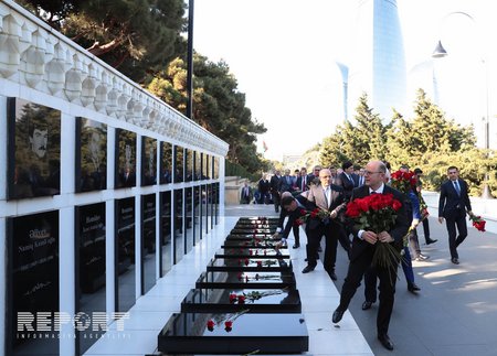Энергетики посетили могилу общенационального лидера Гейдара Алиева и Аллею шехидов - ФОТО