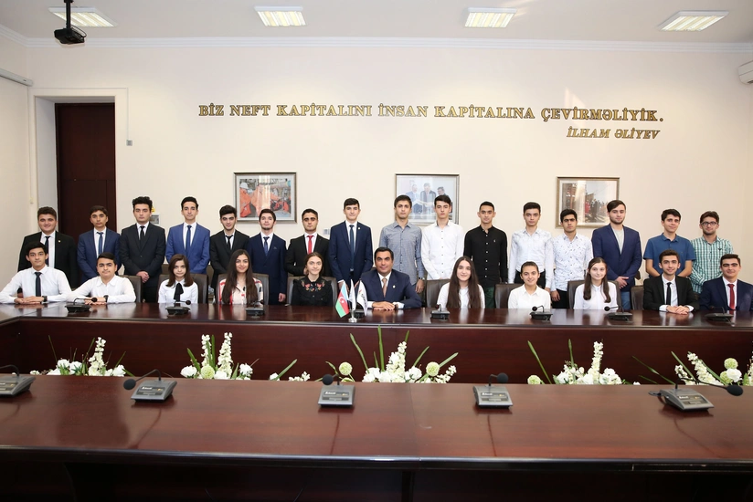 Elmar Qasımov BANM-in bir qrup Prezident təqaüdçüsü ilə görüşüb