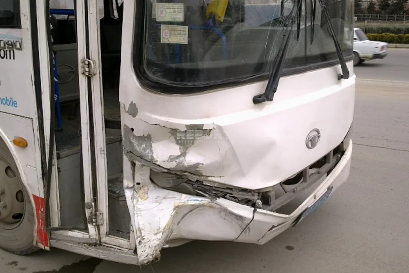 Bakıda marşrut avtobusu zəncirvari qəza törədib, sürücü ölüb