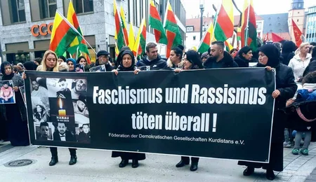 Almaniyada minlərlə insan irqçi terroru lənətlədi - FOTO