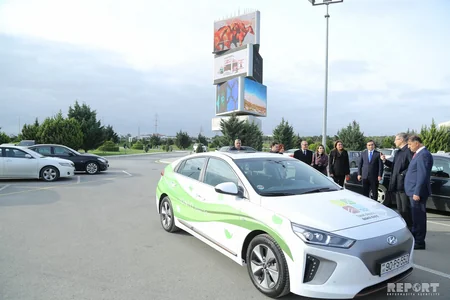 Ответственные лица МЭПР приехали на выставку Caspian Ecology на электромобиле