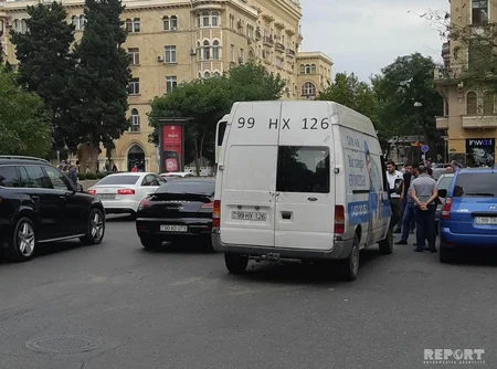 Bakının mərkəzində “Porsche” qəza törədib - FOTO