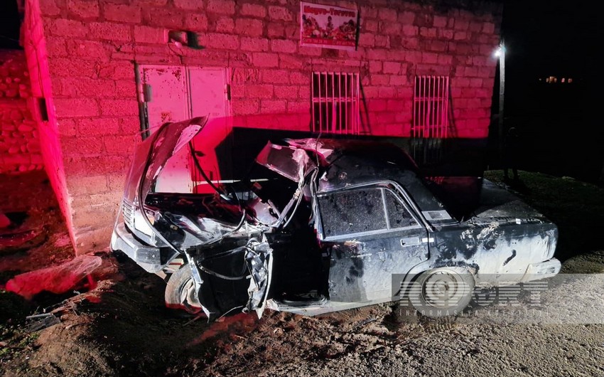 В Исмаиллы автомобиль врезался в придорожный объект, есть погибший