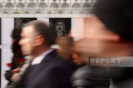 People of Azerbaijan pay tribute to 20 January martyrs - PHOTOS