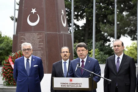 Türkiyənin ədliyyə naziri Fəxri və Şəhidlər xiyabanlarını ziyarət edib