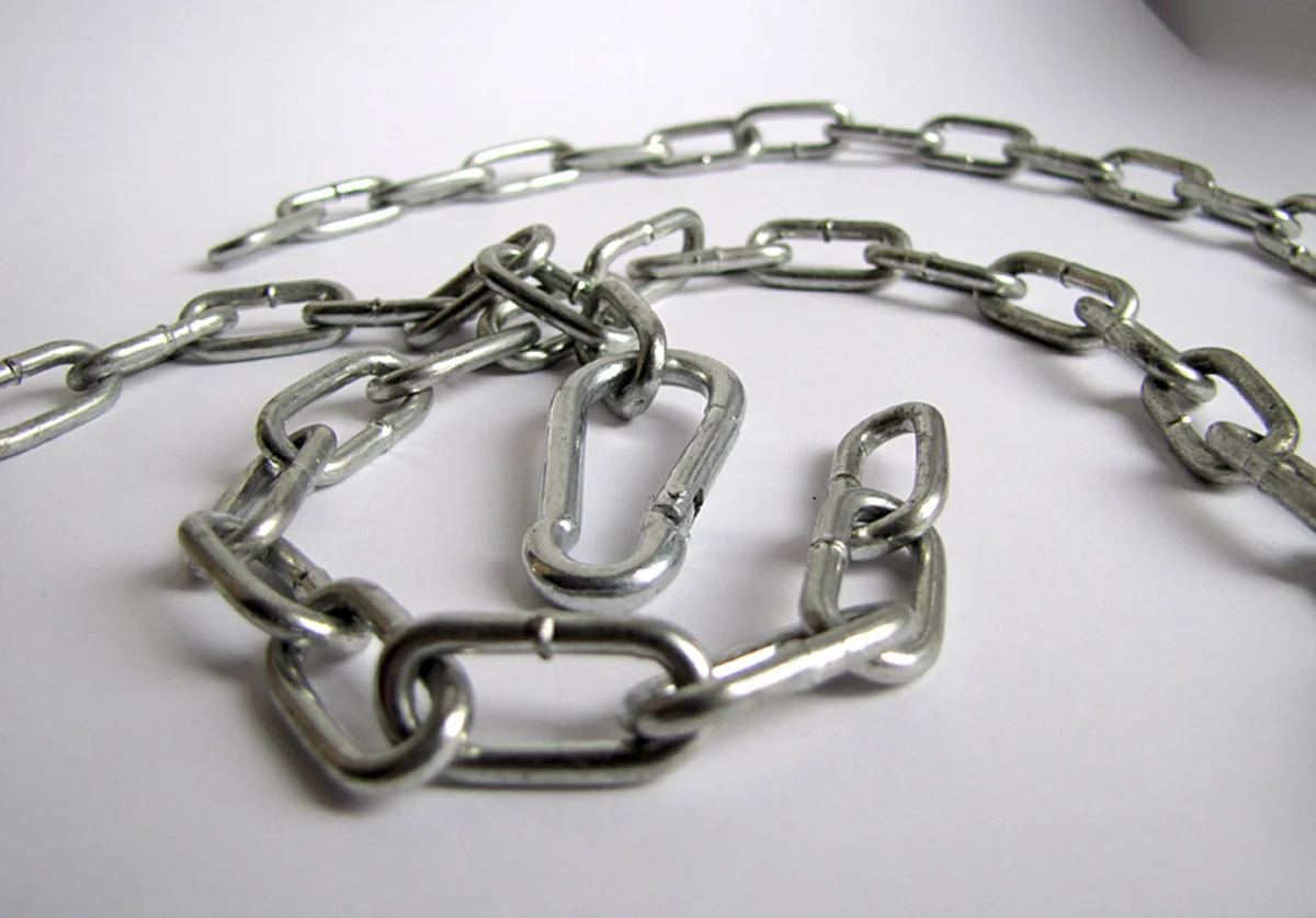 Bakıda 54 yaşlı kişi özünü zəncirlə asıb