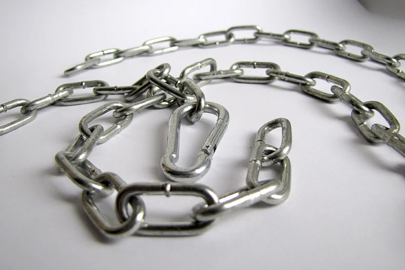 Bakıda 54 yaşlı kişi özünü zəncirlə asıb