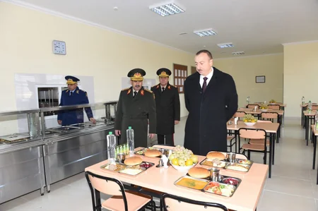 Президент Ильхам Алиев ознакомился с условиями, созданными в военном городке Н-ской воинской части ВВС минобороны