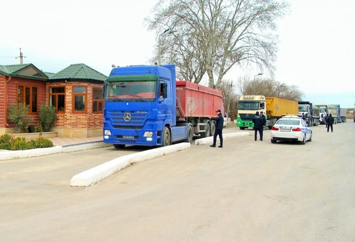 Yol polisi yükdaşıma fəaliyyəti ilə məşğul olan şəxslərə xəbərdarlıq edib