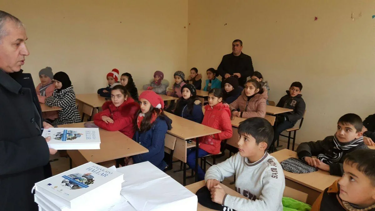 Neftçalada məktəblilərə fövqəladə hallarla bağlı ensiklopediyalar paylanılıb
