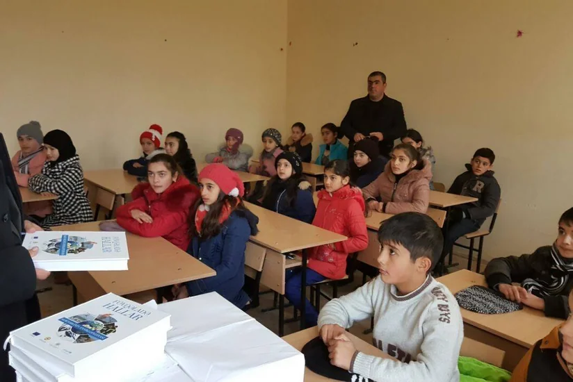 Neftçalada məktəblilərə fövqəladə hallarla bağlı ensiklopediyalar paylanılıb