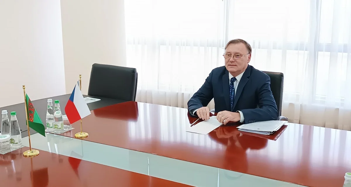 Посол Чехии в Туркменистане вручил копии верительных грамот замглаве МИД