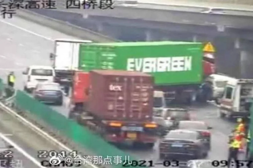 Çinin avtotrasında Süveyşdəki hadisənin oxşarı baş verib