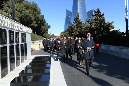 Gənclər və İdman Nazirliyinin kollektivi Heydər Əliyevin məzarını ziyarət edib