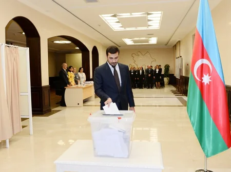 ​Azərbaycan Prezidenti İlham Əliyev 6 saylı seçki məntəqəsində səs verib