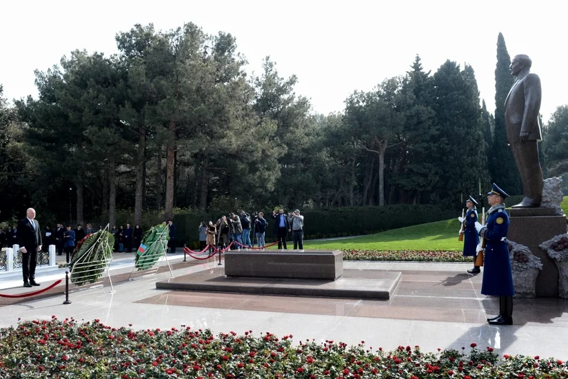 Bolqarıstan Xalq Məclisinin sədri Heydər Əliyevin məzarını ziyarət edib