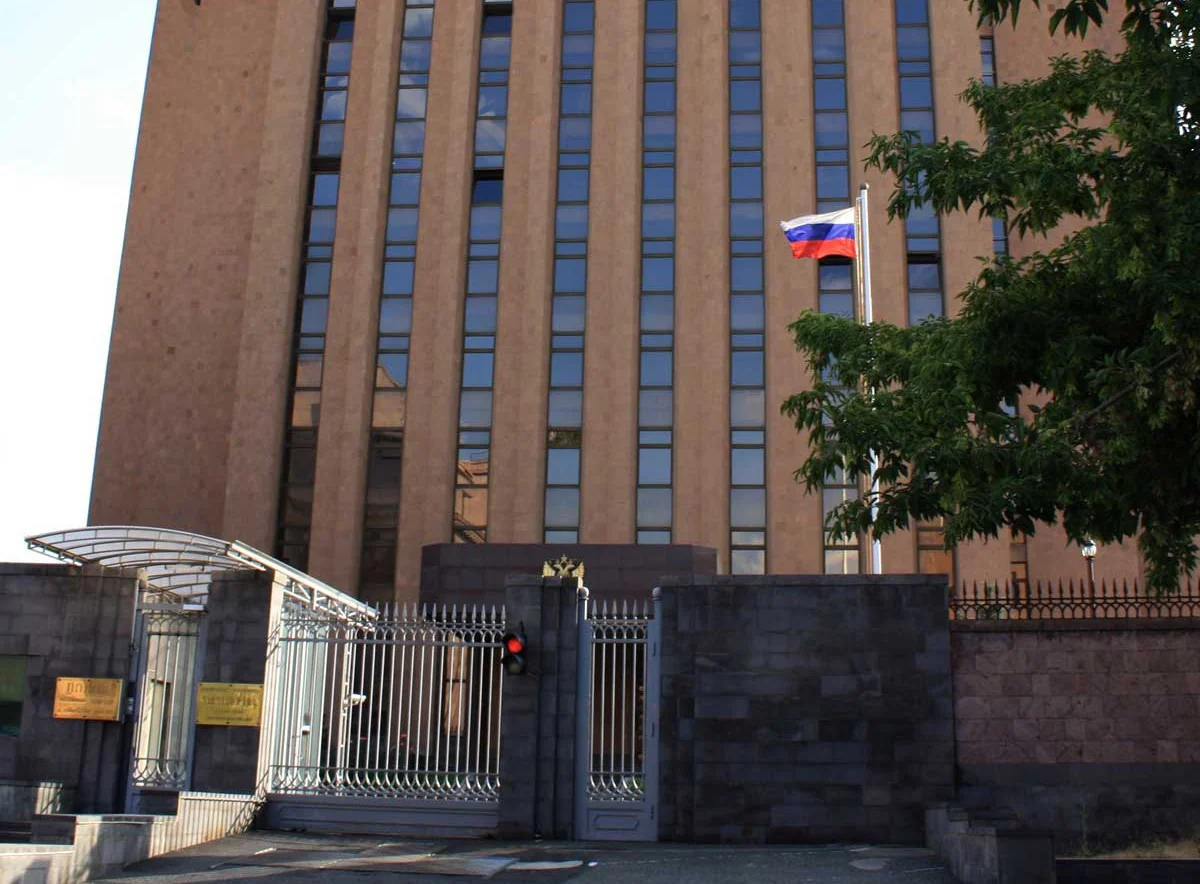 В Ереване мужчина пытался сжечь себя перед зданием посольства России