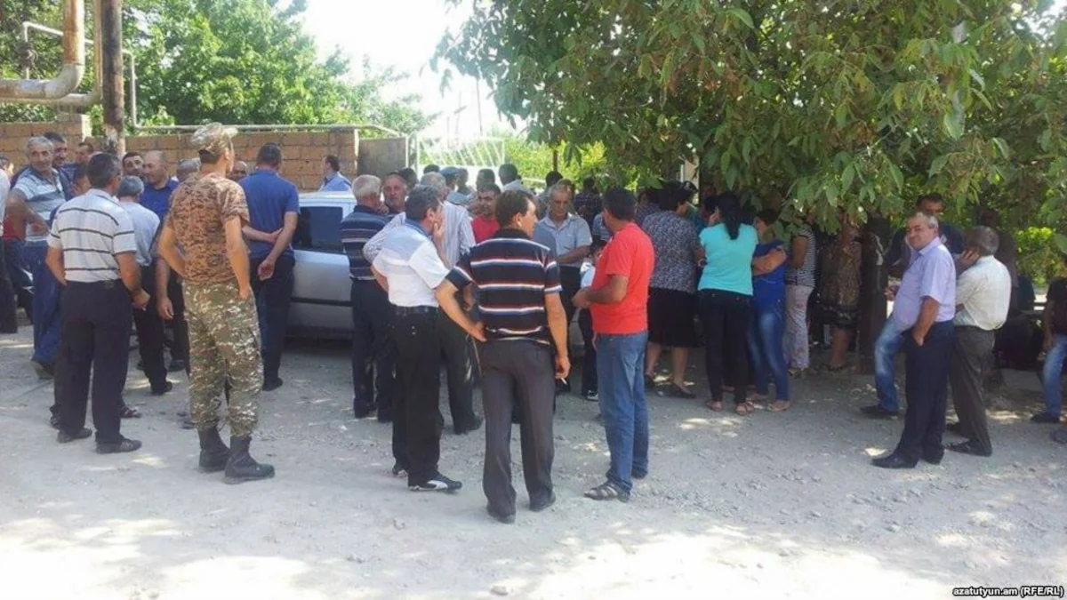 Жители армянского села продолжают протесты