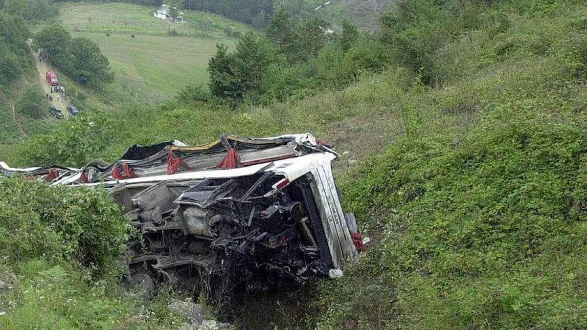 В Индии при аварии туристического автобуса погибли шесть пассажиров