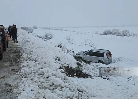 Biləsuvarda qarlı hava şəraiti yol qəzalarına səbəb olub