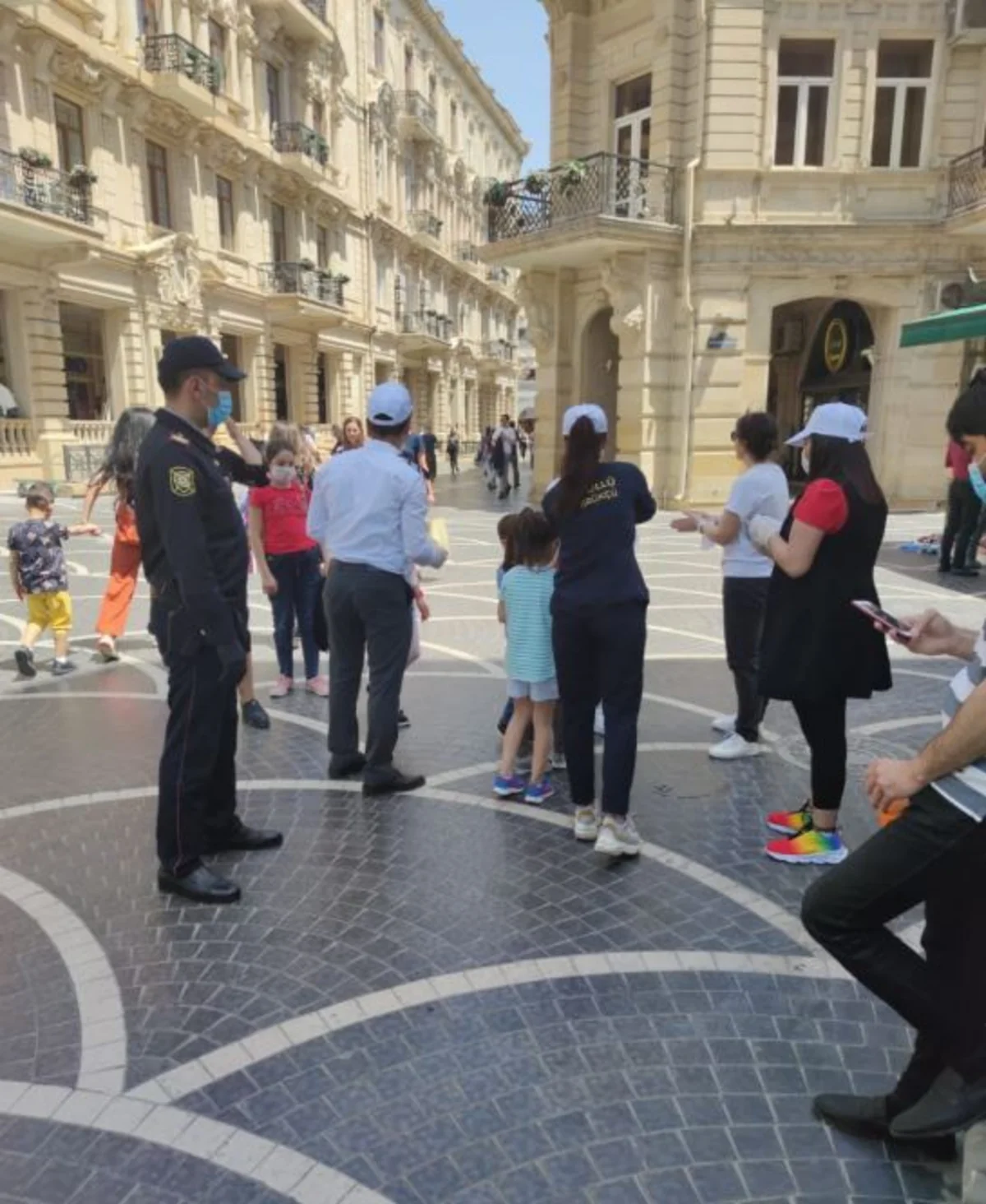 Bakı polisi və könüllülər vətəndaşlara tibbi maska payladı