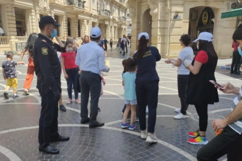 Bakı polisi və könüllülər vətəndaşlara tibbi maska payladı