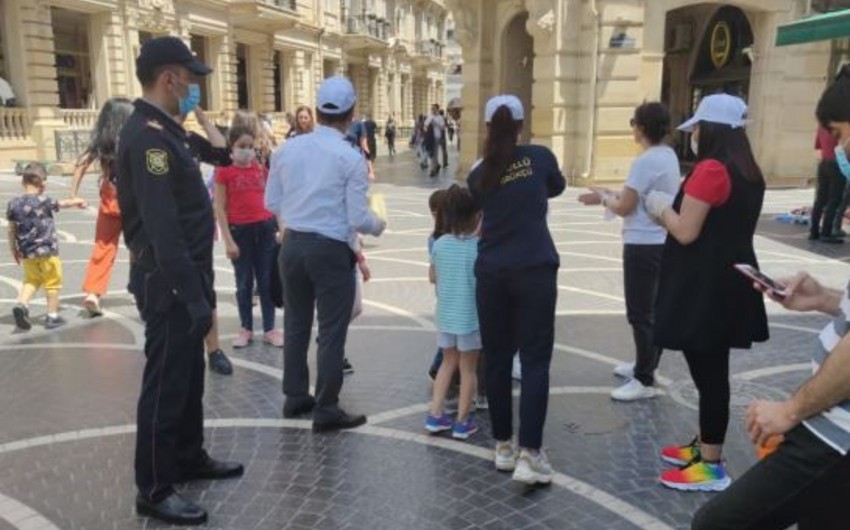 Bakı polisi və könüllülər vətəndaşlara tibbi maska payladı