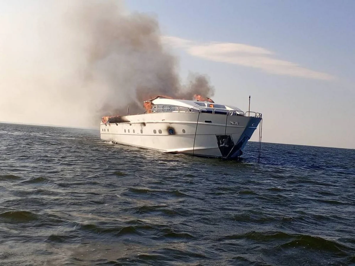В России шесть человек эвакуировали с горящей яхты