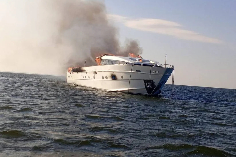 В России шесть человек эвакуировали с горящей яхты