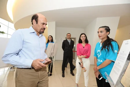 Beynəlxalq Media Forumunun iştirakçıları Azərbaycan çap mətbuatı tarixinin inciləri sərgisi ilə tanış olublar