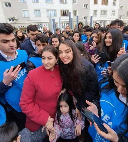 Leyla Əliyeva Səbail rayonunda abadlaşdırılan həyətin açılışında iştirak edib