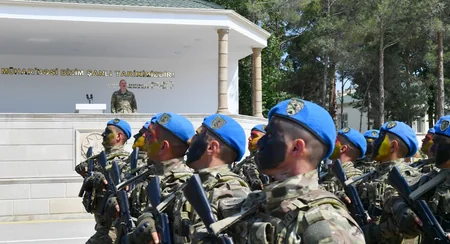 İlham Əliyev MN-in komando hərbi hissələrinin birində yaradılan şəraitlə tanış olub, hərbi hissəyə Döyüş bayrağını təqdim edib