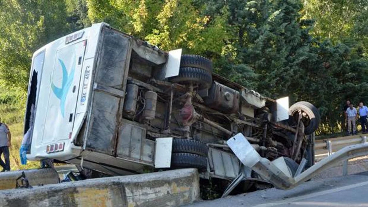 İstanbulda mikroavtobus aşıb: 1 ölü, 12 yaralı - FOTO
