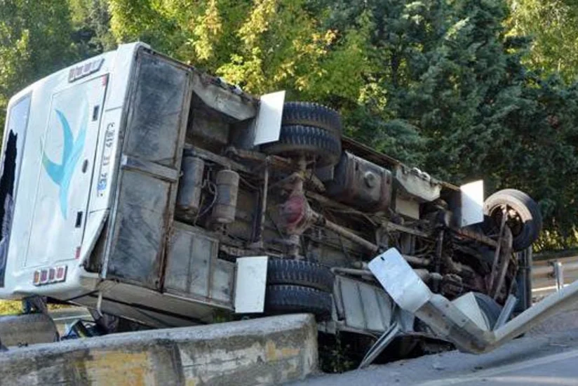 İstanbulda mikroavtobus aşıb: 1 ölü, 12 yaralı - FOTO