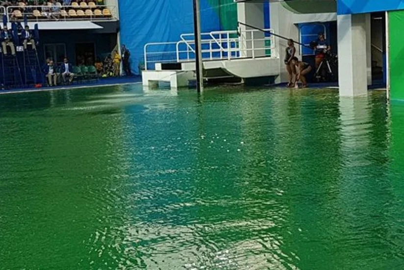 Вода в бассейне на соревнованиях Рио-2016 поменяла цвет - ВИДЕО