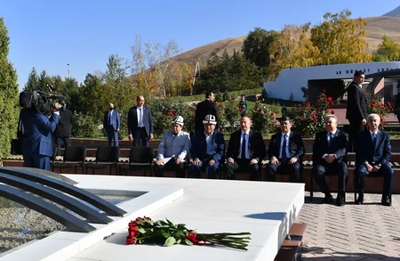 İlham Əliyev Bişkekdə “Ata-Beyit” Milli Tarixi-Memorial Kompleksini ziyarət edib - YENİLƏNİB