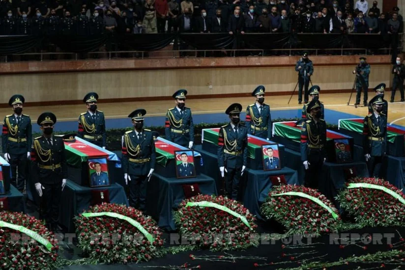 Семьям погибших при крушении вертолета военнослужащих выплатят 11 тыс. манатов