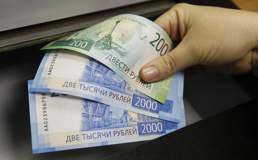 Курс рубля снизился к доллару и евро