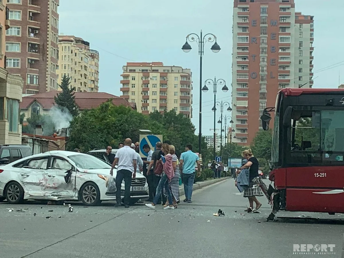 BakuBusun avtobusu avtomobillərlə toqquşub, xəsarət alan var - FOTO