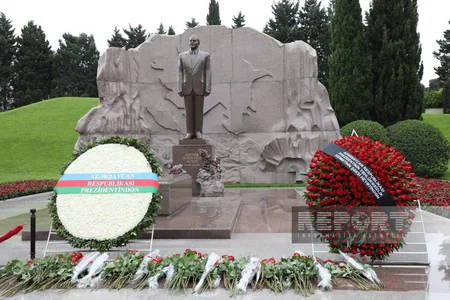 Azərbaycan xalqı Fəxri xiyabanda Ümummilli Liderin məzarını ziyarət edir