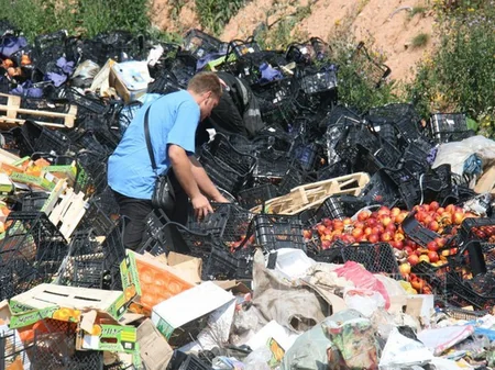 ​Жители Смоленска уносят с полигона уцелевшие санкционные продукты