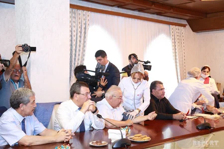 Allahşükür Paşazadə Aşura günü ilə bağlı qan verib - FOTO