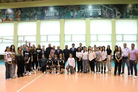 AVF prezidenti yeniyetmə voleybolçularla görüşüb