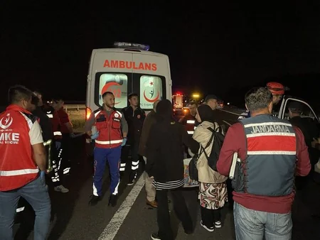 В Турции столкнулись пассажирский автобус и грузовик, пострадали 18 человек